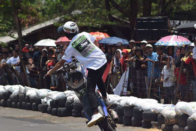 M Rovic Melaju Kencang Bersama Edcobat dan Oilos Menuju Podium di Pemalang Road Race Championship 2023