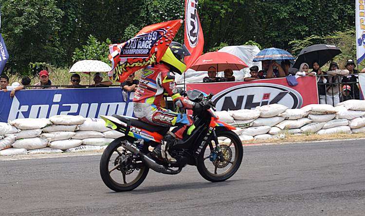 Misteri Kemenangan Irfan Chupenk Suspensi Yamaha FIZR dan Gaya Balap Agresif yang Bikin Lawan Gentar!