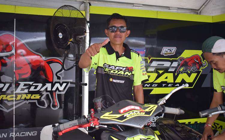 Sapi Edan Racing Penjaga Api Kelas Wanita di Balap Motor Nasional