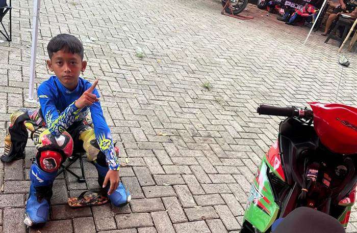 Berkilau di Bawah Sorotan Lampu Farrel Bintang Pecah Podium di Sae Mbatu Night Race 2025