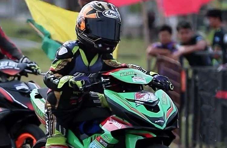 Berkilau di Bawah Sorotan Lampu Farrel Bintang Pecah Podium di Sae Mbatu Night Race 2025