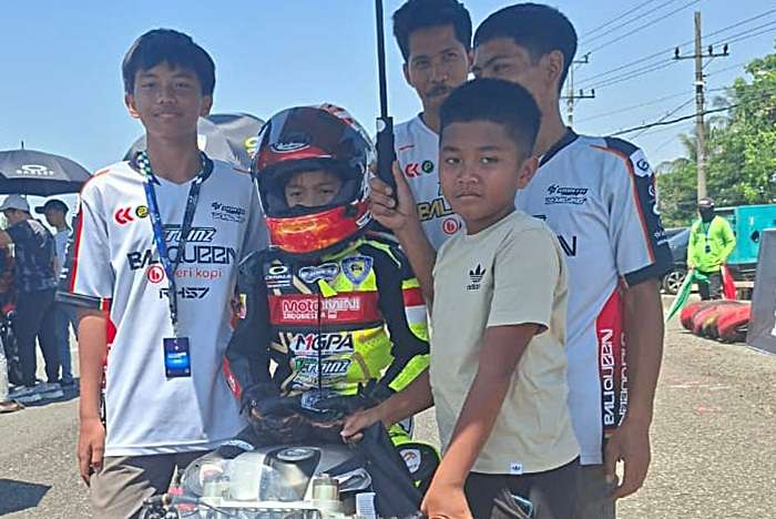 Dua Saudara, Satu Mimpi! Fiandra dan Firza Siap Taklukkan Sepang di MotoMini Malaysia